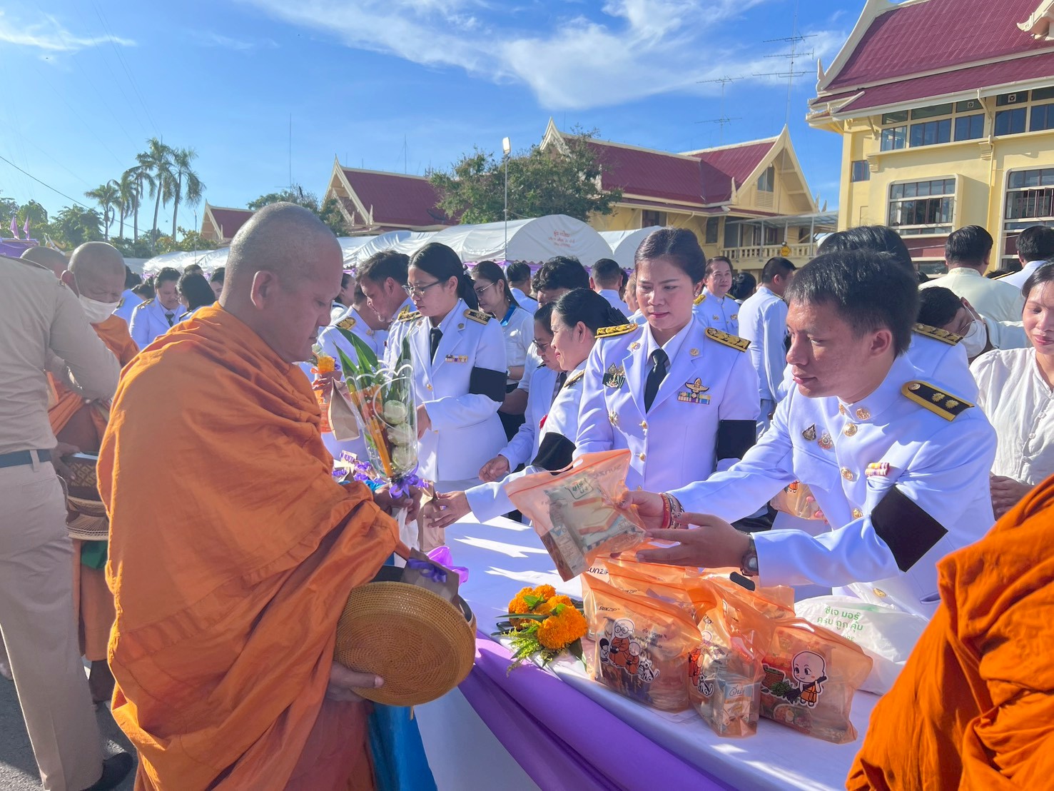 title - ปฏิรูปที่ดินจังหวัดเพชรบุรี พร้อมด้วย เจ้าหน้าที่ส.ป.ก.เพชรบุรี ร่วมพิธีเจริญพระพุทธมนต์และทำบุญตักบาตรถวายเป็นพระราชกุศล เฉลิมพระเกียรติสมเด็จพระนางเจ้าฯ พระบรมราชินี